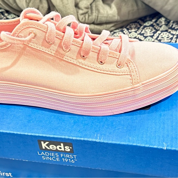 Women's New York Yankees Keds Pink Triple Kick Blush Shoes - Picture 10 of 10